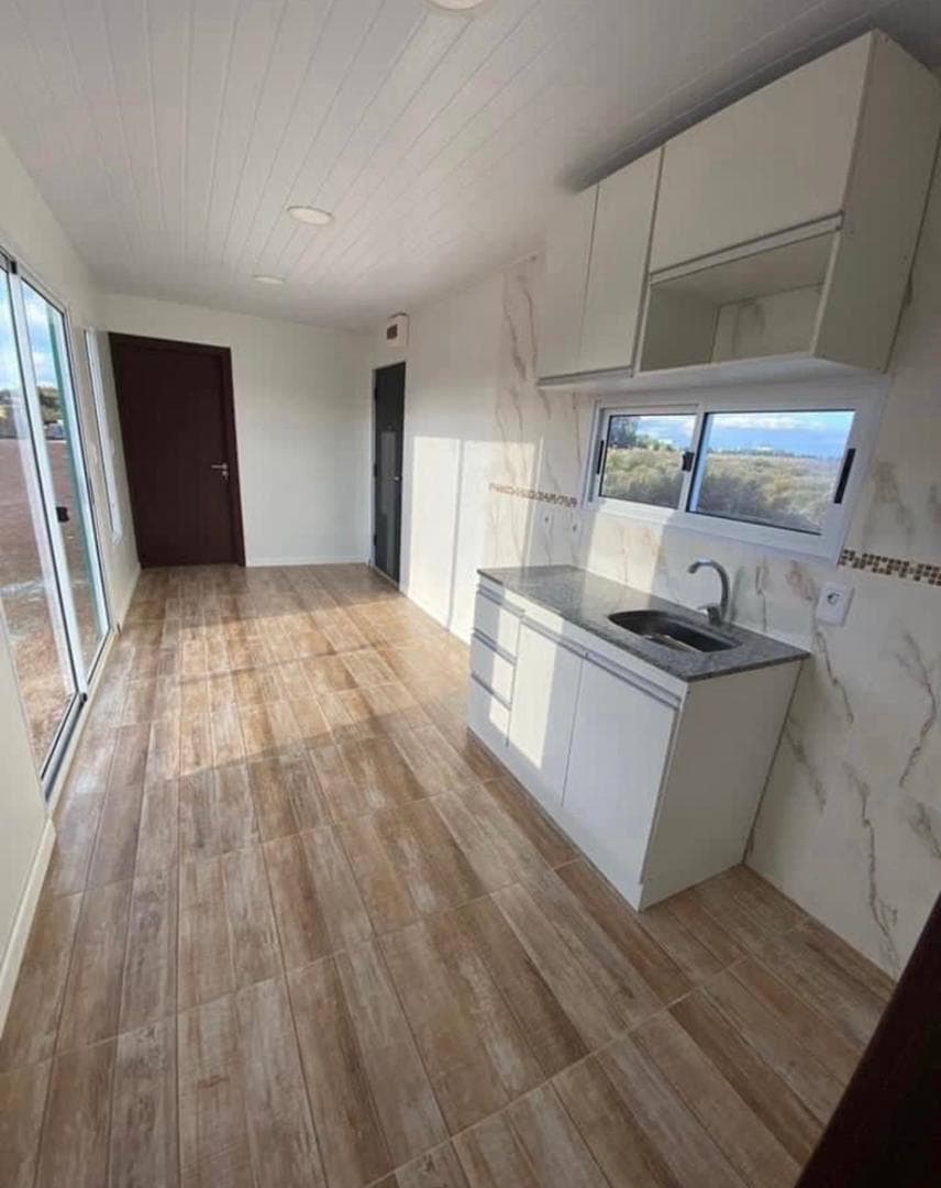Maison conteneur de 6 mètres, rouge bordeaux, avec salle de bain et cuisine