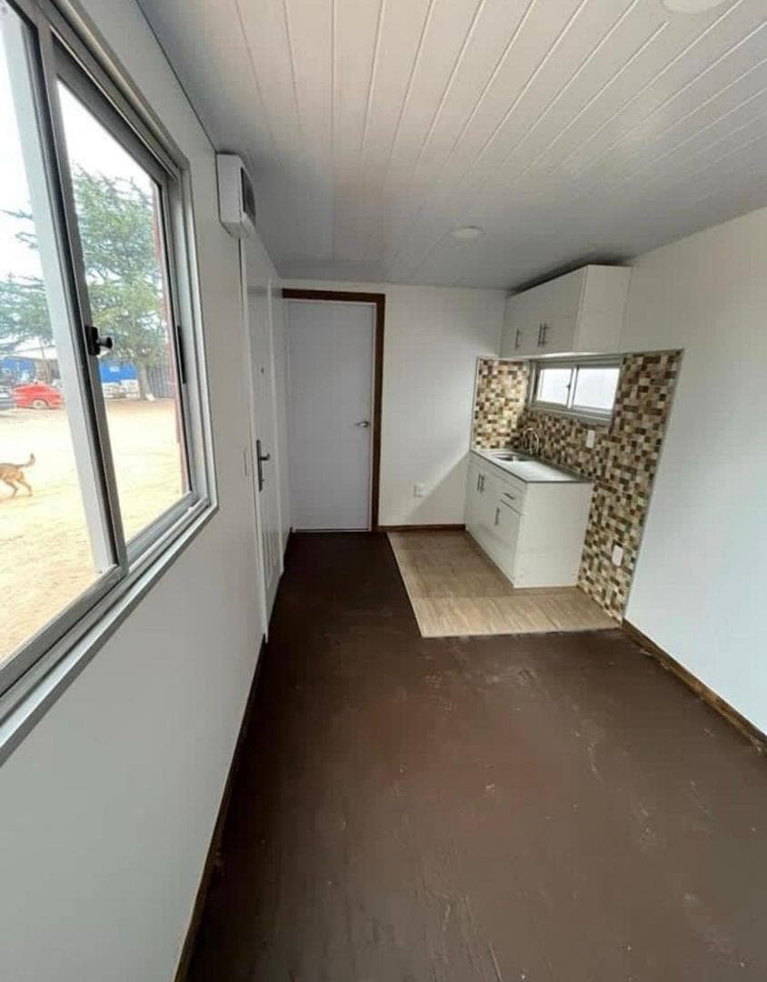 Maison conteneur de 6 mètres, rouge bordeaux, avec salle de bain et cuisine 2