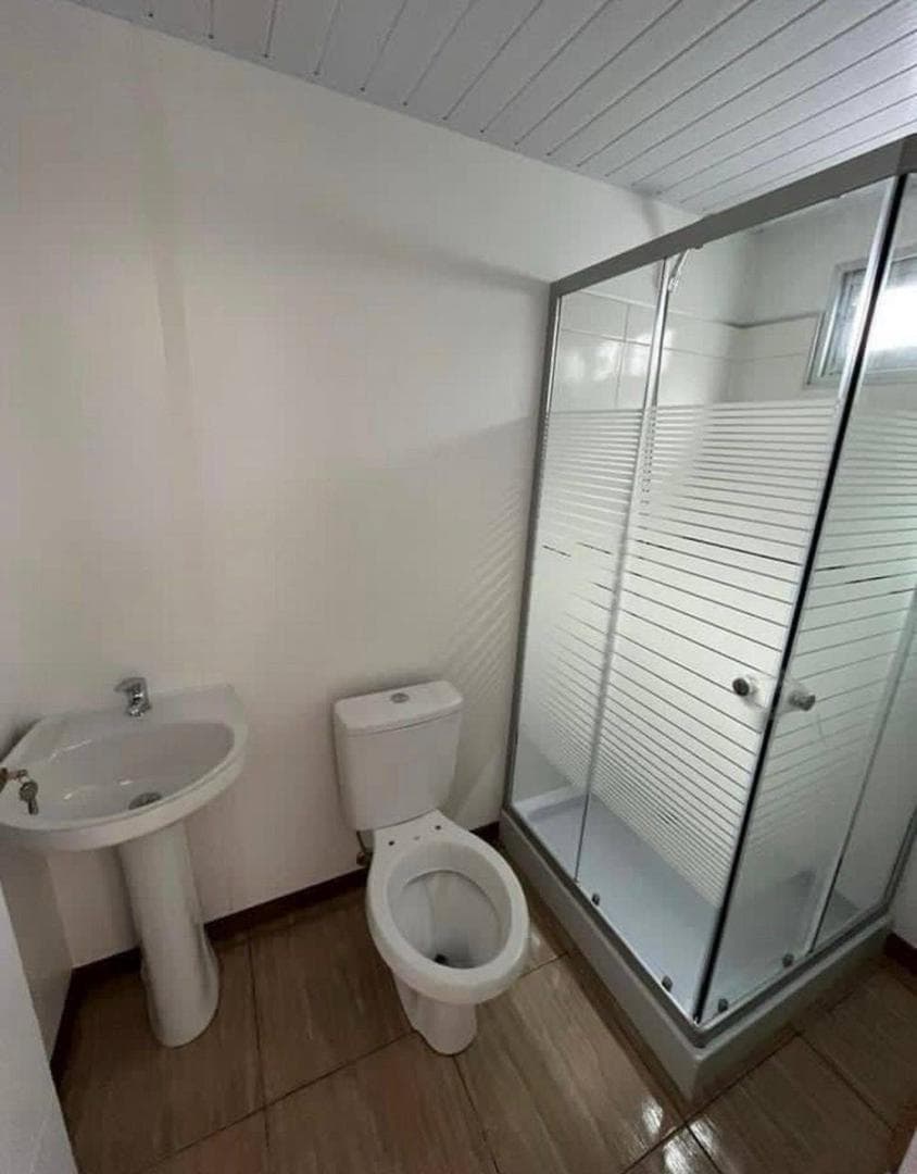 Maison conteneur de 6 mètres, rouge bordeaux, avec salle de bain et cuisine 3