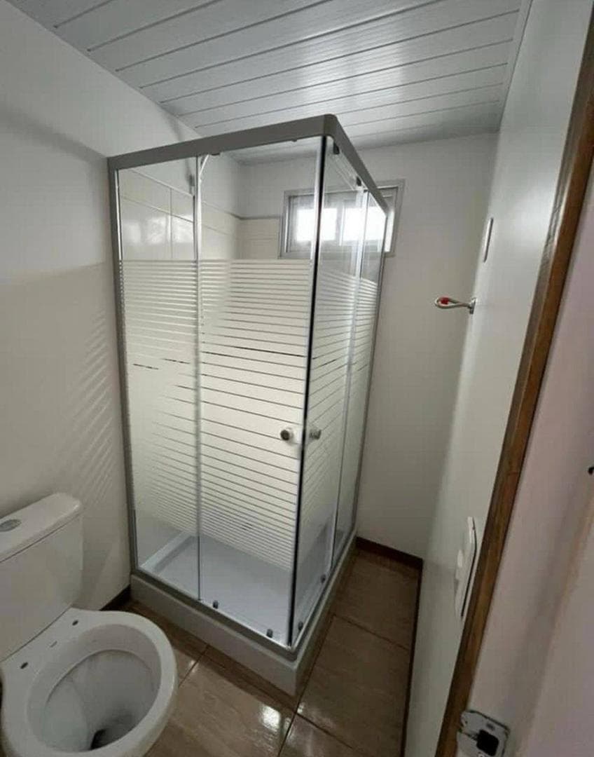 Maison conteneur de 6 mètres, rouge bordeaux, avec salle de bain et cuisine 5