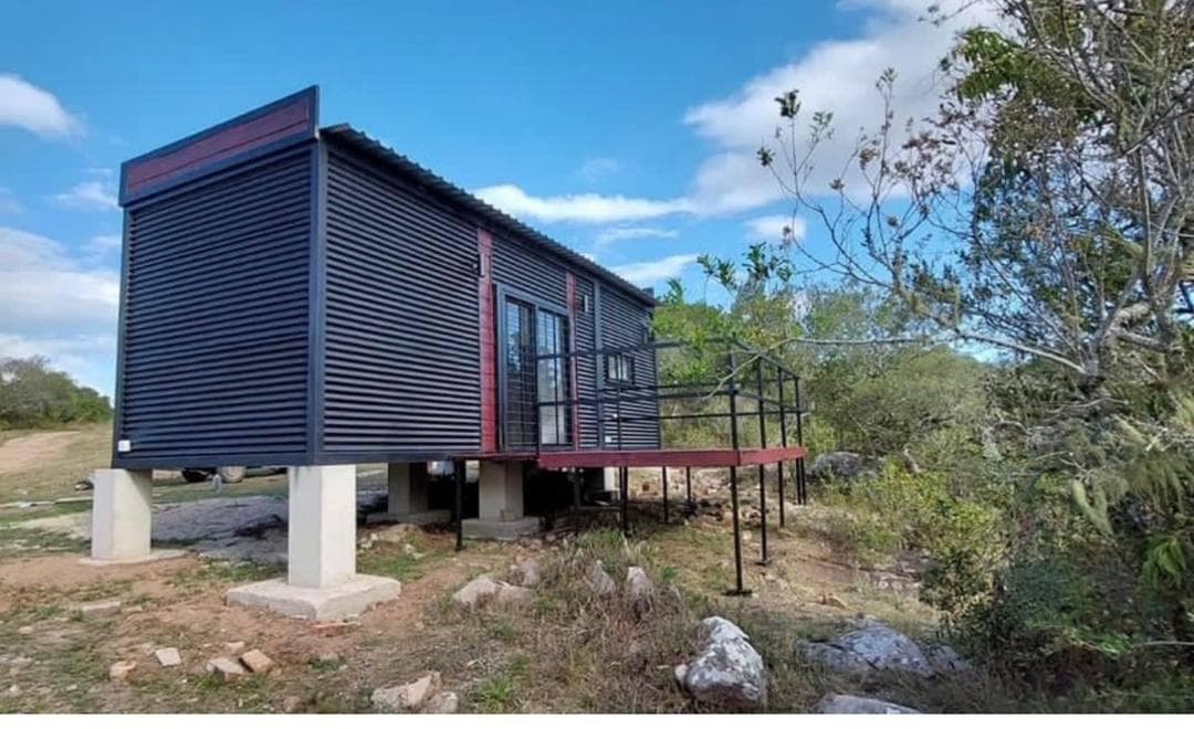 Tiny House de 6 mètres (20 pieds) noire et rouge sur pilotis avec cuisine et terrasse