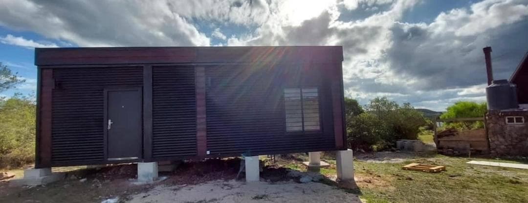 Tiny House de 6 mètres (20 pieds) noire et rouge sur pilotis avec cuisine et terrasse 1