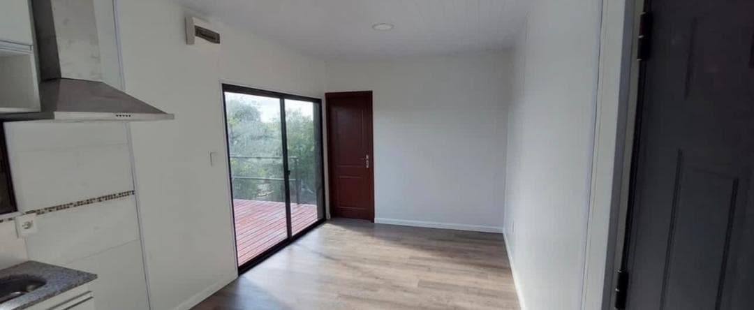 Tiny House de 6 mètres (20 pieds) noire et rouge sur pilotis avec cuisine et terrasse 3