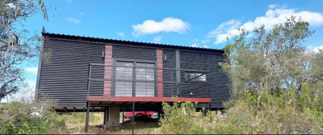 Tiny House de 6 mètres (20 pieds) noire et rouge sur pilotis avec cuisine et terrasse 4