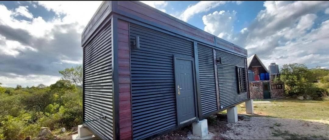 Tiny House de 6 mètres (20 pieds) noire et rouge sur pilotis avec cuisine et terrasse 5