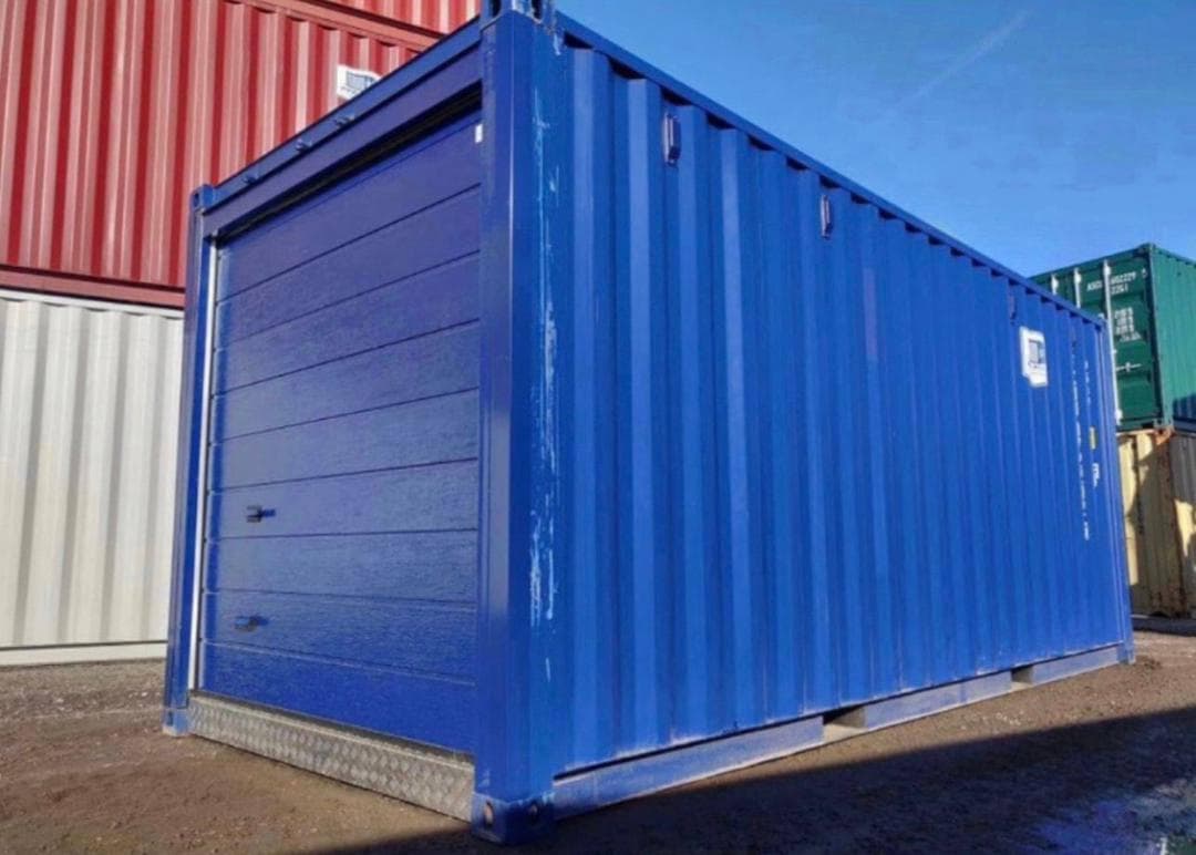 Conteneur de 20 pieds transformé avec porte enroulable 4