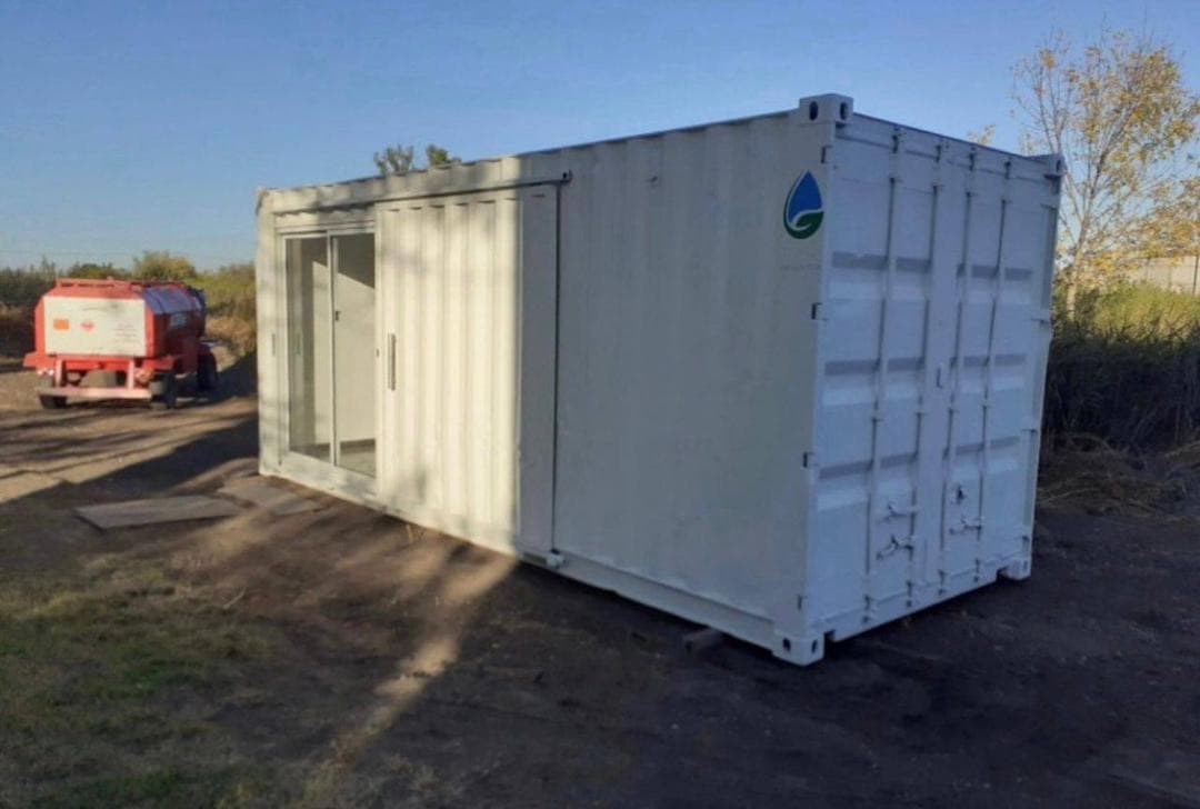 Maison blanche aménagée dans un conteneur de 6 mètres avec baie vitrée